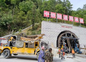 中鐵隧道局混凝土濕噴臺車施工現場